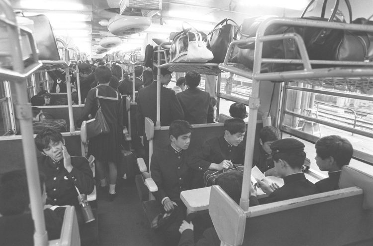 修学旅行専用列車（1971年10月）：学校関係者からの要望により誕生。列車名「ひので」「きぼう」は公募により決まった（時事通信フォト）