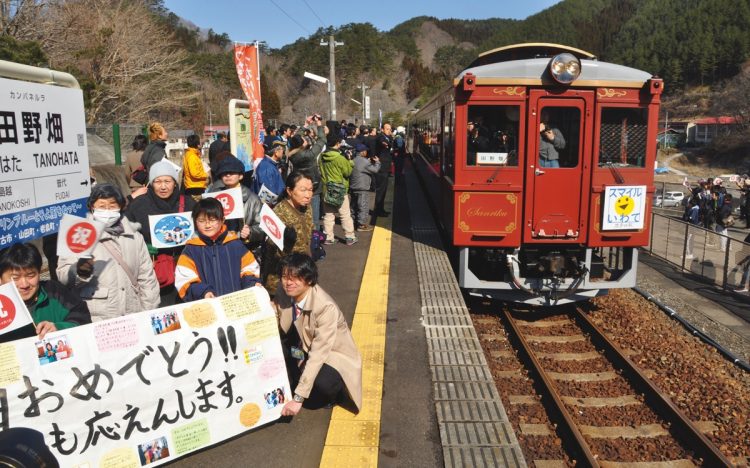 三陸鉄道が震災から復興（2011年3月）：東日本大震災での被災から復興し、一部区間が運転再開。明るいニュースとなった（写真は4月に運転再開した田野畑駅にて地元住民と／時事通信フォト）