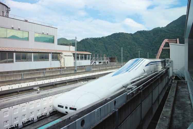 リニア 時速500キロでの走行（2019年10月）：2027年の開業を目指し、JR東海が走行試験を行なっているリニア中央新幹線車両（時事通信フォト）