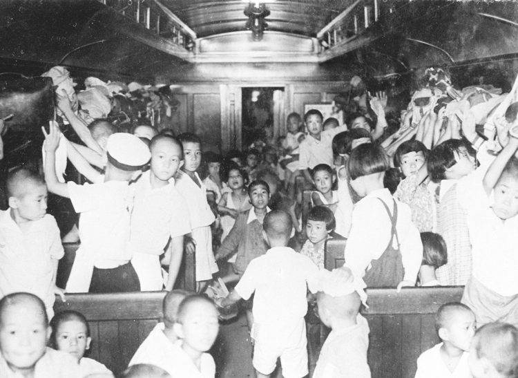上野駅からの学童疎開（1944年8月）：空襲を避け、親元を離れ疎開先の群馬県へ列車で向かう子どもたち（写真／共同通信社）