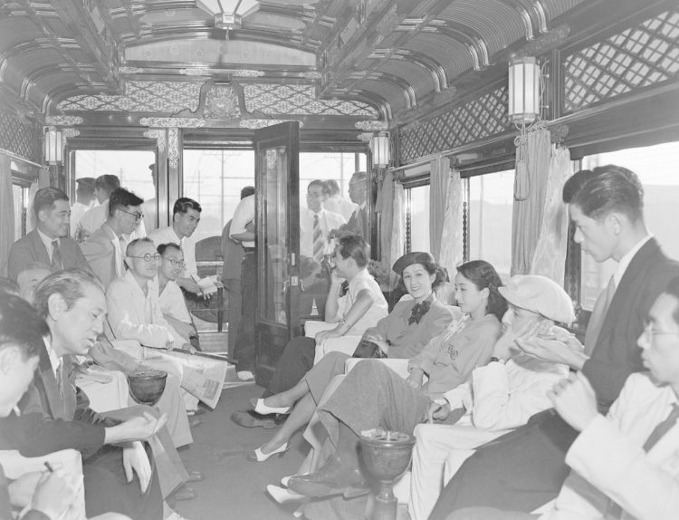 戦後初の特急「へいわ号」（1949年9月）：戦後のわずか3か月半の間のみ走った特急は、東京と大阪を結んだ（写真／共同通信社）