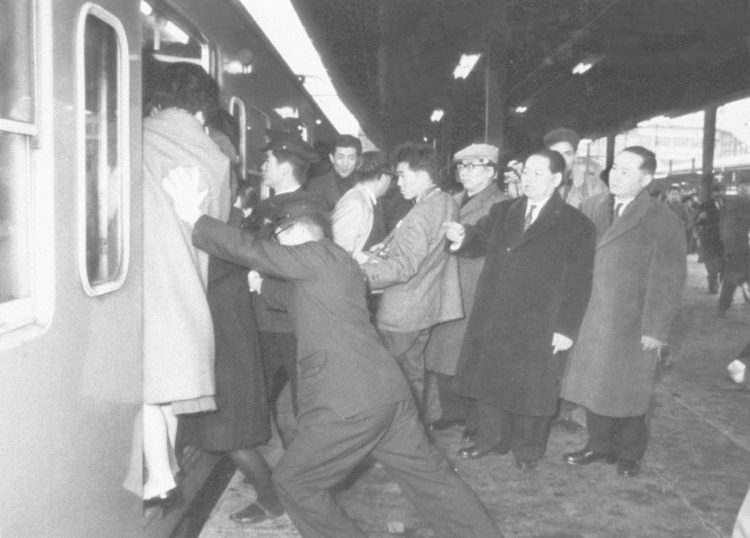 通勤ラッシュの“押し屋”（1961年1月）：人口が急増する大都市圏では車内に乗客を押し込む光景が日常茶飯事だった（写真／共同通信社）