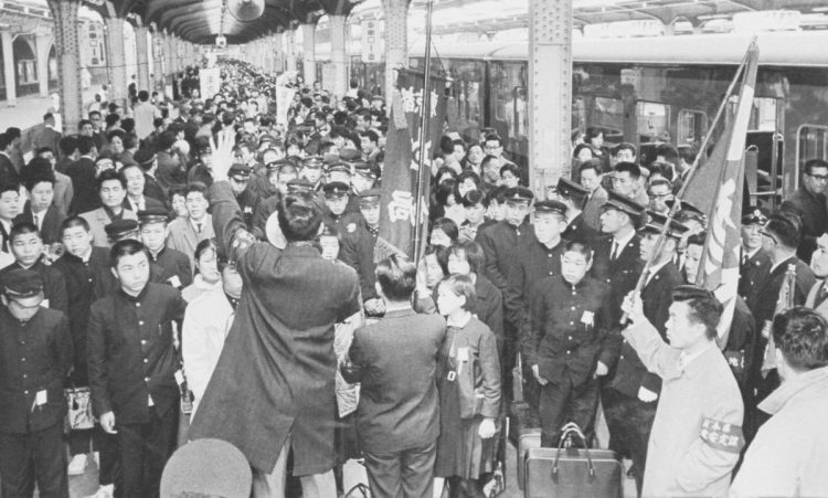 集団就職（1964年3月）：就職のために北関東から列車に乗って上野駅に上京した若者たち（写真／共同通信社）