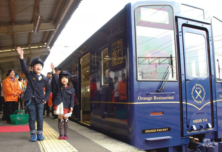 観光列車「おれんじ食堂」 運行開始（2013年3月）：移動を目的としない“レストラン列車”が人気を博した（写真／共同通信社）