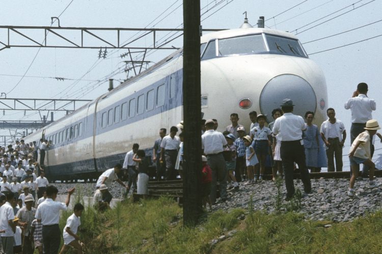 1963年8月、お盆に一般公開された初代東海道新幹線。「団子鼻」の前で記念撮影しようと老若男女が列をなした（写真：J・ウォーリー・ヒギンズ）