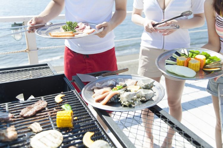 海辺でBBQを楽しむ人たち（写真：イメージマート）