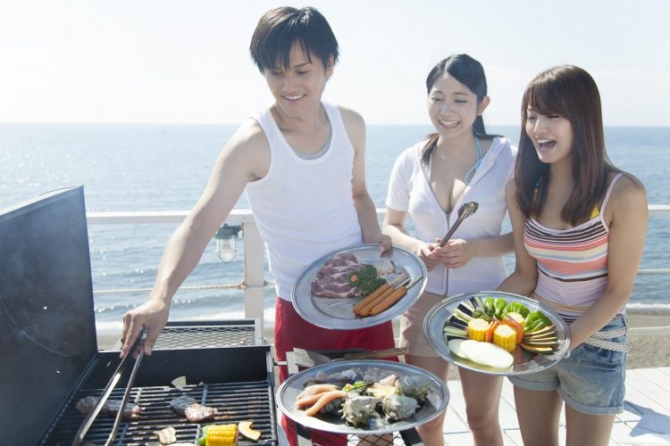 屋外でのBBQは開放感もたっぷり（イメージマート）