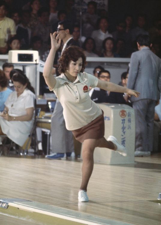 1970年代、空前のボウリングブームの立役者となった中山律子さんの美しいフォーム（時事通信フォト）
