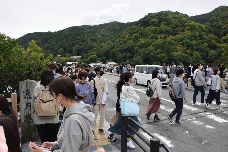 観光地が賑わう一方で…（時事通信フォト）