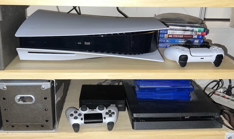 竹内さんが所有するPlayStation5（写真上）とPlayStation 4（写真下）。PS5の大きさがわかる