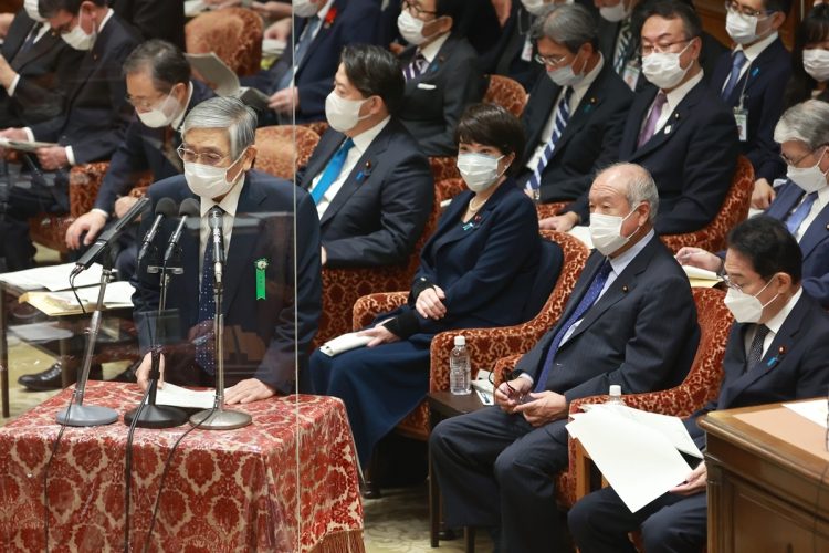 黒田東彦・日銀総裁（写真左）の任期は残り半年を切った（時事通信フォト）