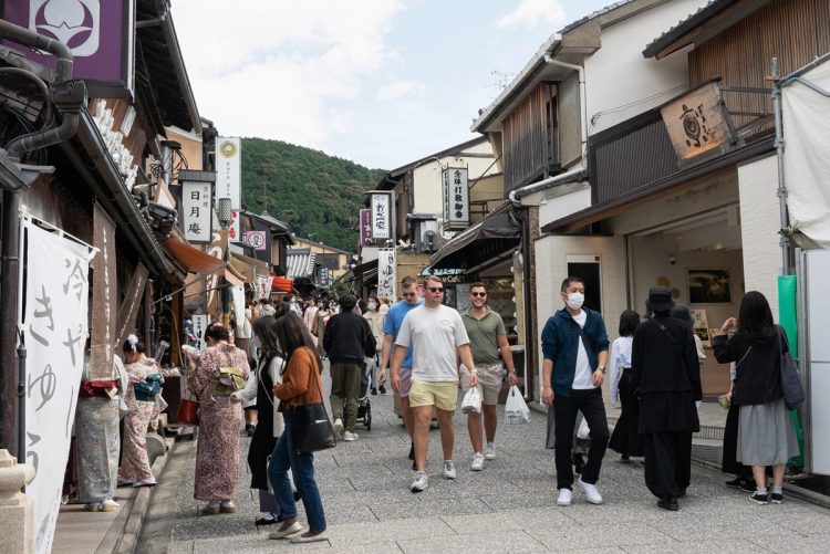 外国人観光客が戻りつつあるなかで、中国人による投資目的の不動産買収も増加（京都。写真／AFP＝時事）