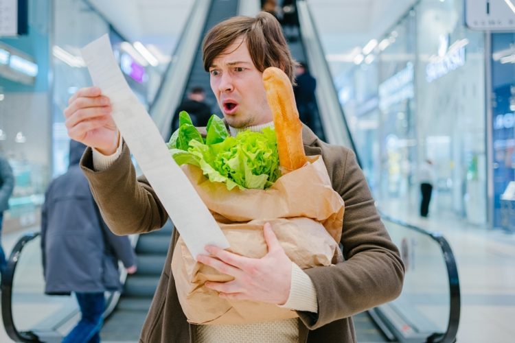 1か所で買い物が済むのは確かに便利だけど…（写真：イメージマート）