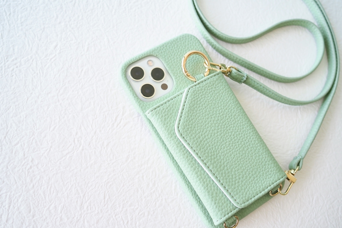 便利だけど恥ずかしい 若い女性に人気の スマホショルダー を使ってみたい おじさん世代の本音 マネーポストweb