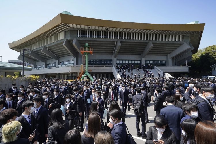 とくに大きな資金が必要になる大学進学などに、備えることができるか（写真は今年の東京大学の入学式。時事通信フォト）