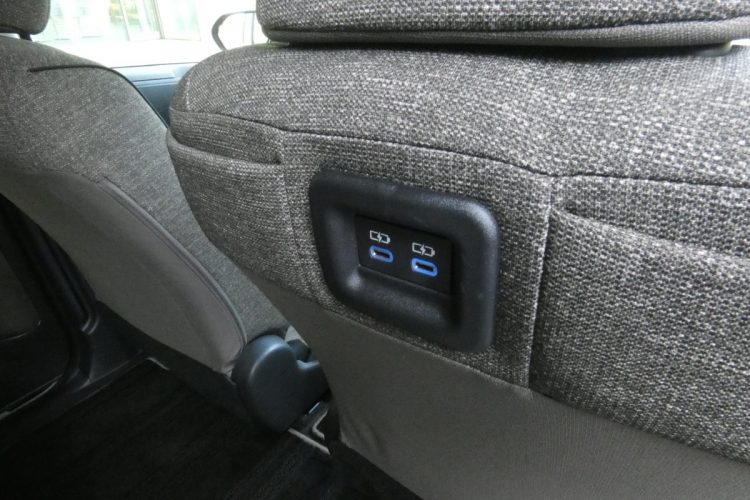ドライバーズシートの背面に充電用のUSBポートと、その両横にはスマートフォンを収納できるポケットを装備