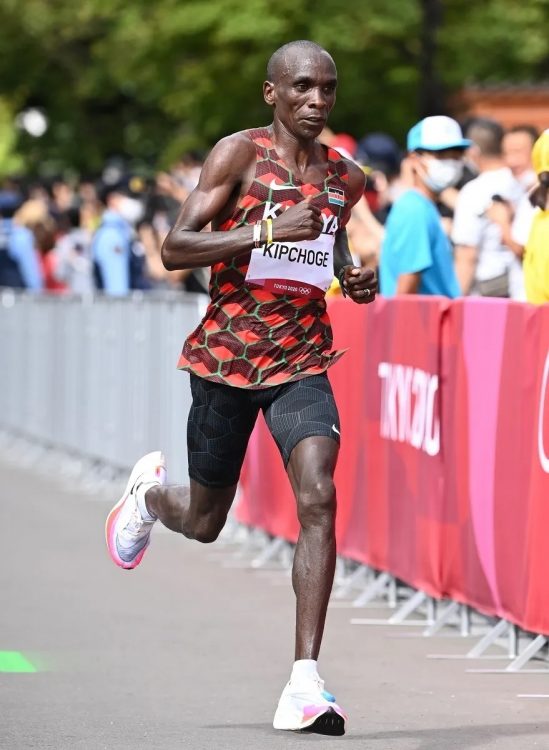 北海道マラソンでは今年から、東京五輪のマラソン競技のコースが継承されたが、同五輪男子競技でトップを独走したのは写真のキプチョゲ選手（写真／JMPA）