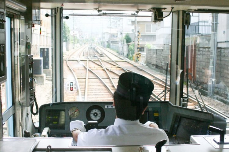 先頭車両で見ることができる運転士の動作（京阪京津線）