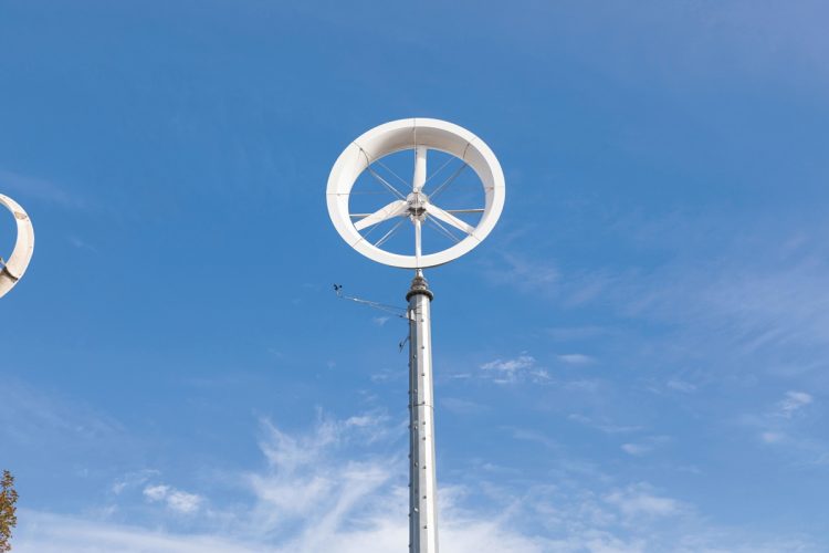 九州大学筑紫キャンパス（福岡県春日市）に立つレンズ風車