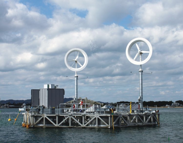 2011年12月、博多湾に浮かべたコンクリート製浮体。直径18ｍ程度で、2基のレンズ風車を搭載