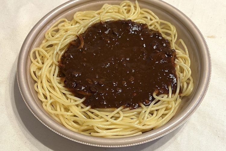 セブン−イレブン『じっくり煮込んだミートソースパスタ』。濃厚なミートソースが特徴