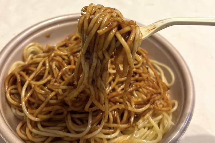 セブン−イレブン『じっくり煮込んだミートソースパスタ』。麺は太めで食べごたえあり