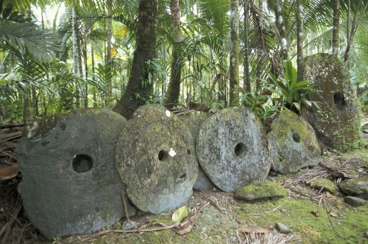ミクロネシア・ヤップ島に伝わる石貨（時事通信フォト）