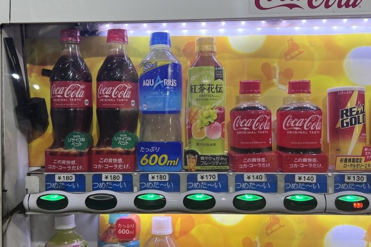 コカ・コーラ500mlペットボトルが自動販売機では180円で販売