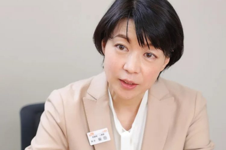 平成9（1997）年に採用された柴田裕子さん。女性がより働きやすくなるための制度改革だけでなく、女性社員・男性社員双方の意識改革にも積極的に取り組んでいる（撮影／平野哲郎）