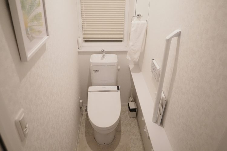 温水洗浄便座が普及した今、トイレの蓋を閉めておくだけで節電につながる（イメージ）