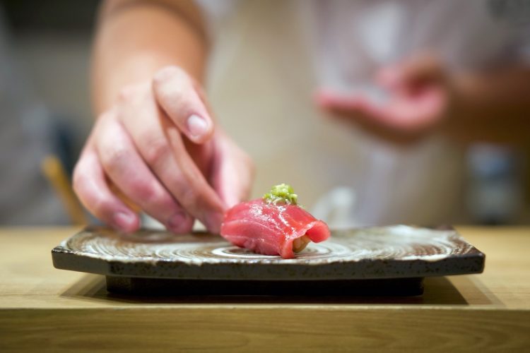 ニューヨークに渡った日本人寿司職人は、圧倒的に稼ぎが増えたと報じられている（写真：イメージマート）