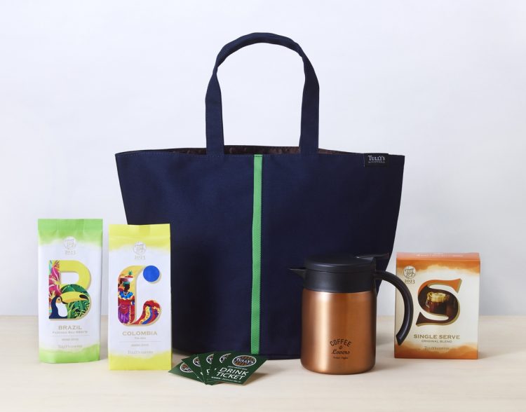 『タリーズコーヒー』の「2023 HAPPY BAG」（バッグ入り、6600円）。オリジナルトートバッグ、コーヒー豆（粉）2袋、シングルサーブ4袋、コーヒーステンレスサーバー、ドリンクチケット8枚。店頭予約受付中。12月19日から店頭販売開始