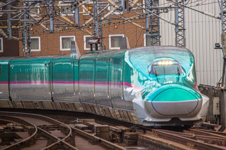 新幹線の営業列車は、すべて「電車」で運転されている