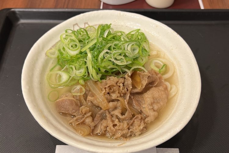 松屋の『ネギたっぷり肉うどん』。580円