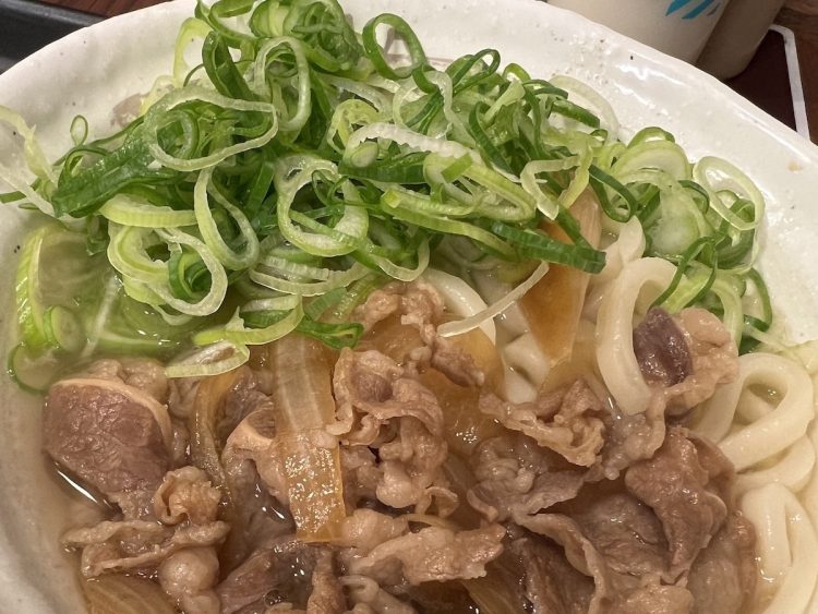 松屋の『ネギたっぷり肉うどん』。牛めしの肉が玉ねぎごとうどんにのっている