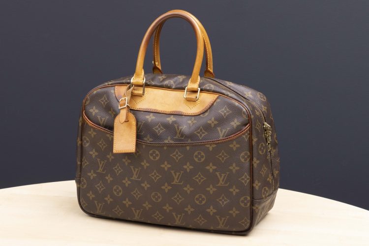 シンプルなデザインのバッグは需要が高く安定した人気を誇る