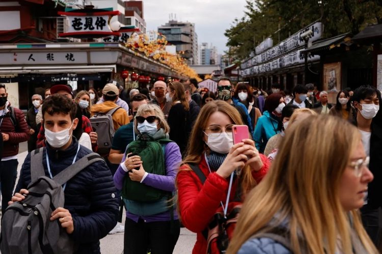 すでに多くの外国人観光客で賑わう観光名所も増えている（東京・浅草。写真／共同通信社）