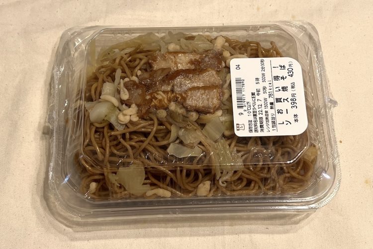 ローソン『お買い得！ソース焼そば』。430円、781kcal