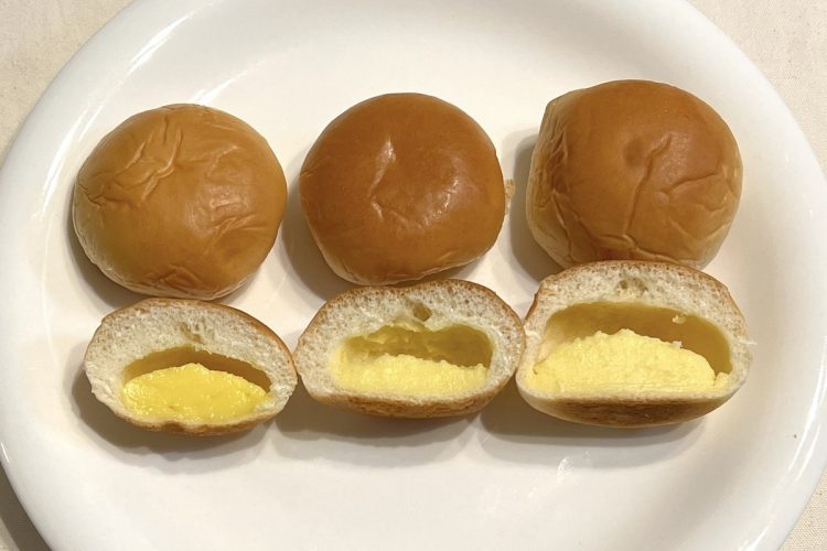 左から山崎製パン『薄皮クリームパン』、トップバリュ『ミニクリームパン』、セブン−イレブン『ミニクリームパン』を半分に切った断面