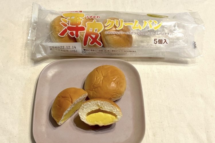 山崎製パン『薄皮クリームパン』。なめらかなクリームが入っている