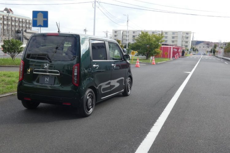 万が一のことを考慮して、自動車教習所を貸し切り、ペダルの踏み間違い実験を行った。前方に障害物がなくとも作動することを確認