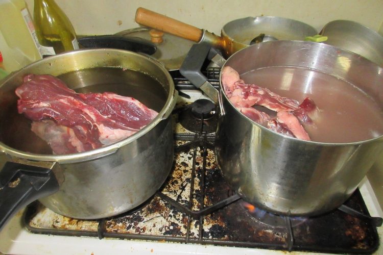 筆者がイノシシ肉を調理する写真。「私はガスコンロの焦げた部分が写っていても、全然気にならないのだけど」（中川氏）