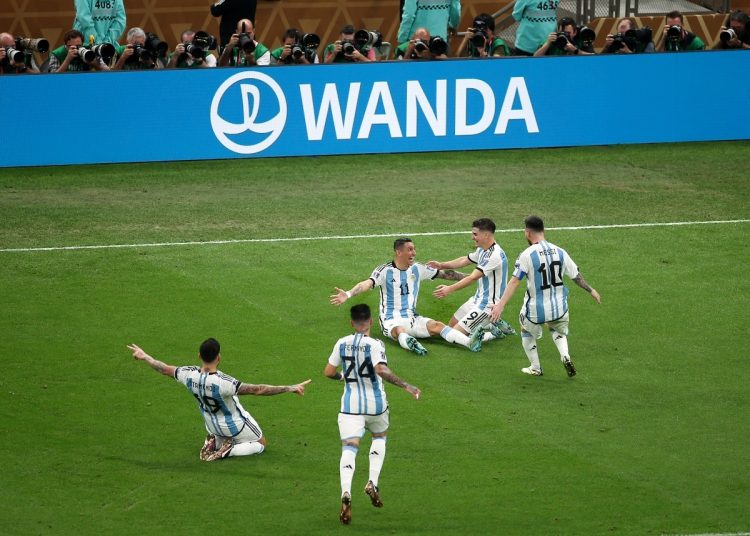 決勝でゴールを決めたディ・マリアのもとに駆けつけるメッシら。後ろには大きく「WANDA」の広告が（Getty Images）
