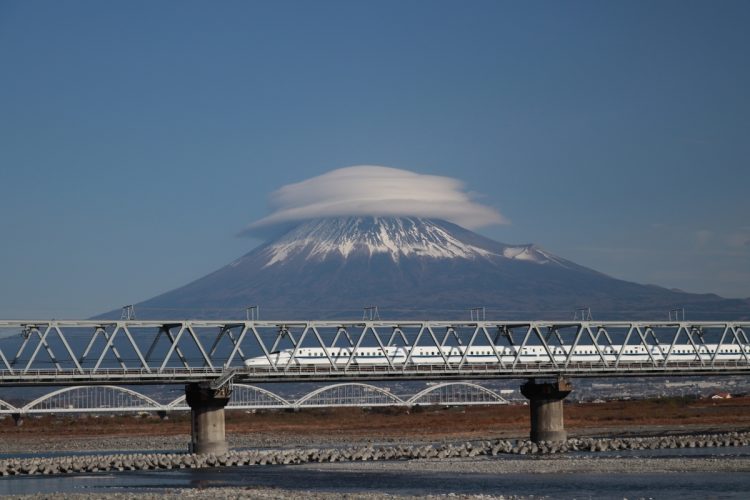 新幹線と富士山と笠雲（写真：イメージマート）