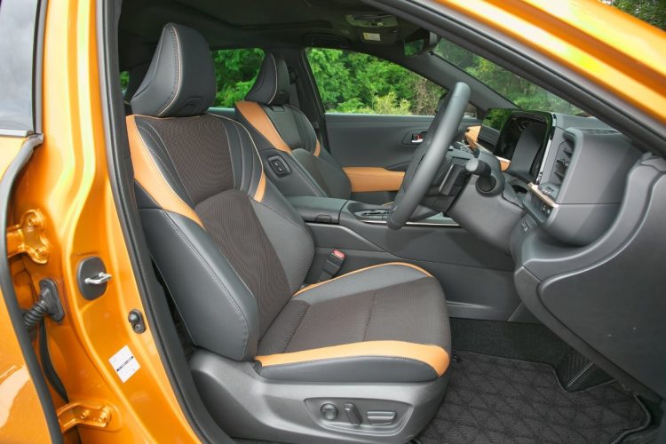 RSはシート表皮もブラック／イエローブラウンによる本革仕様。シートヒーターだけでなくシートベンチレーターも装備