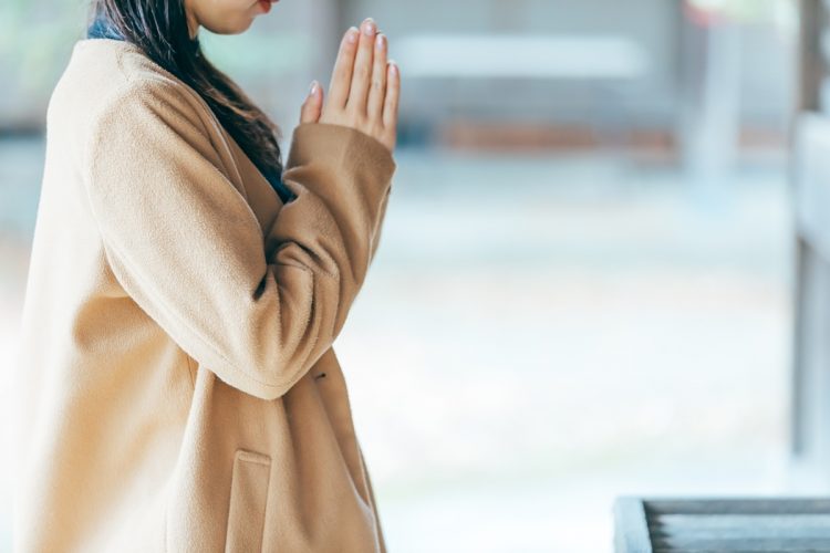 “神社では二礼二拍一礼が一般的（イメージ）