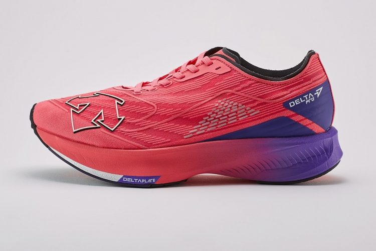 デサントが開発した新しいコンセプトの厚底シューズ「DELTA PRO RACE」（ピンク）