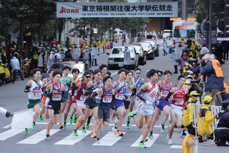 今年の箱根駅伝では緑色のナイキの厚底シューズが目立った（2日の往路スタート直後。時事通信フォト）