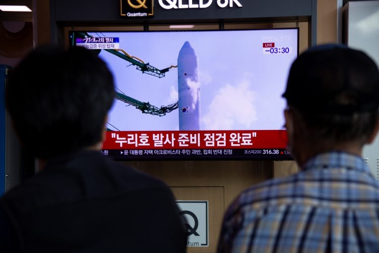 中国では「本当にロケット発射実験だったのか」疑問視する声も出ている（写真は2022年6月に韓国で打ち上げられた「ヌリ」。EPA＝時事）