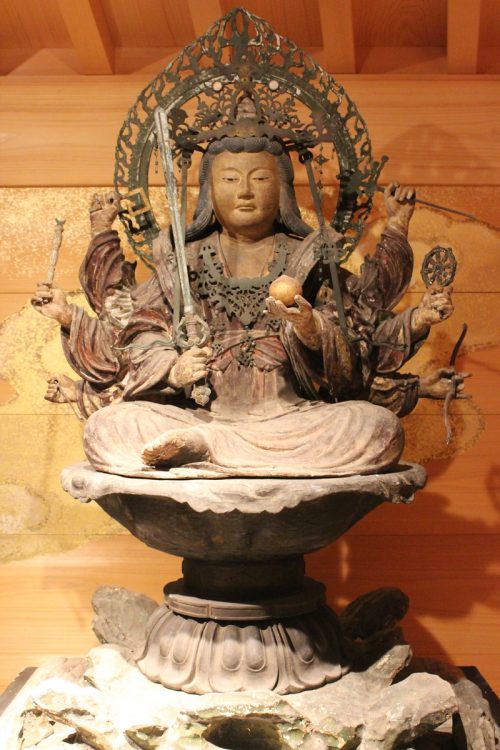 鎌倉時代初期に造られた八臂弁財天（木像）は、国指定重要文化財（写真提供／江島神社）